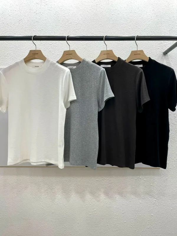 Minimalist and Comfortable Women's Top, Perfect for Everyday Outfits