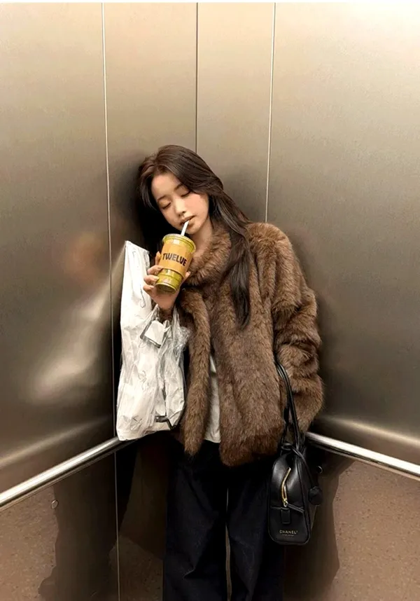 Stylish and Elegant Women's Fur Coat, Warm and Comfortable