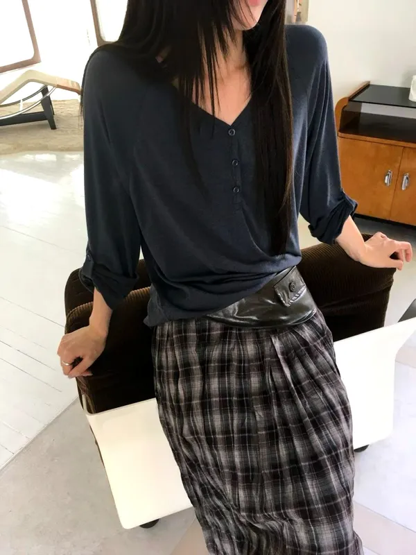 Fashionable Casual Women's Top with Comfortable V-Neck Design