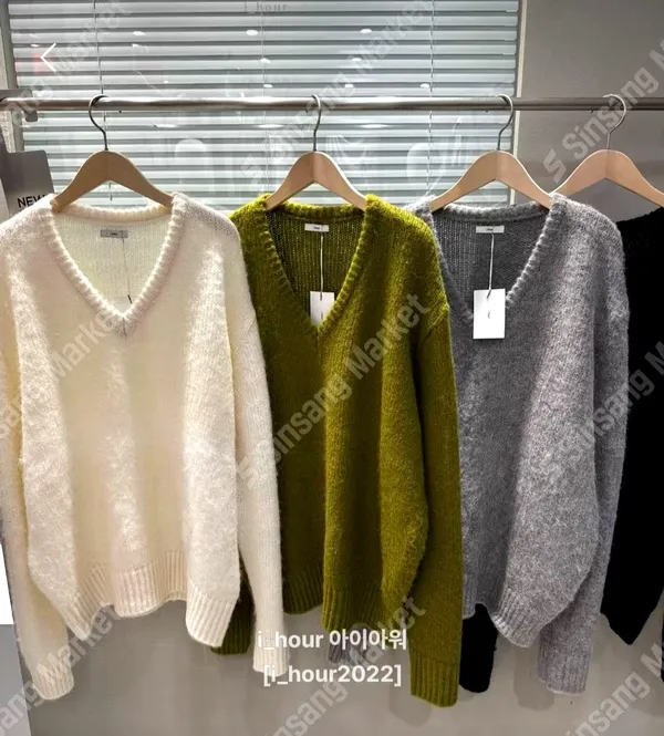 Stylish Women's V-Neck Sweater - Comfortable and Warm, A Must-Have for Fall and Winter