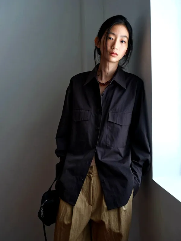 เสื้อเชิ้ตสีดำเรียบหรูสไตล์มินิมอล - ความสง่างามที่หลากหลาย