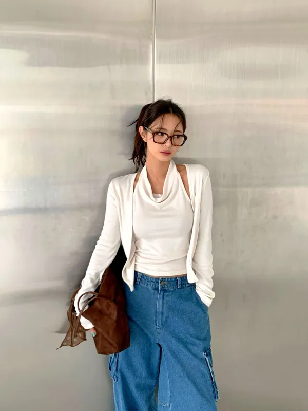 Stylish and Minimalist Women's T-Shirt - Comfortable and Versatile