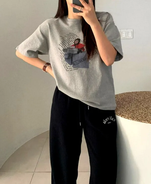 เสื้อยืดสีเทาลายพิมพ์สุดชิค สวมใส่สบายและเข้ากันได้ทุกชุด