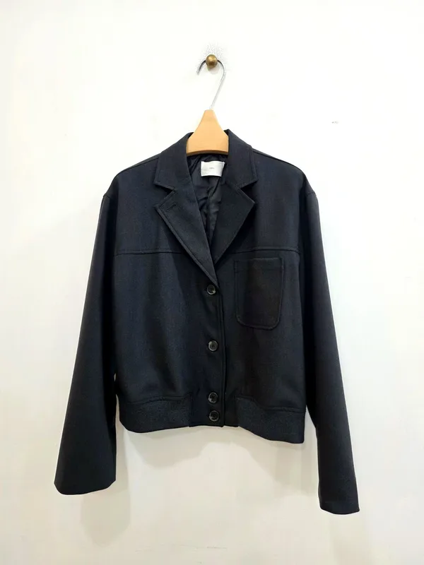 Stylish and Minimalist Women's Jacket, A Must-Have for Elegant Charm