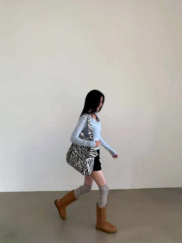 Áo thun dài tay màu xanh thời trang, thoải mái và dễ phối