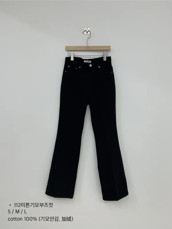 Classic black high-waisted jeans, versatile and fashionable.