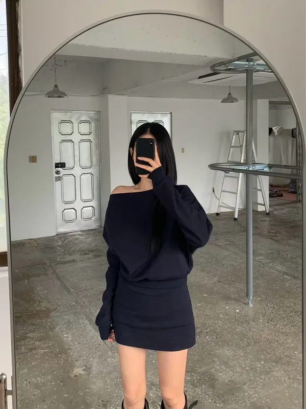 Stylish and Minimalist Off-Shoulder Sweatshirt, Elegant Charm
