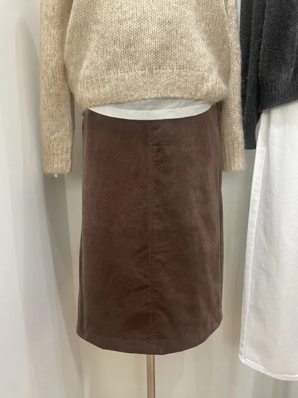 Chic Velvet Midi Skirt for Fall and Winter - Elegantly Versatile