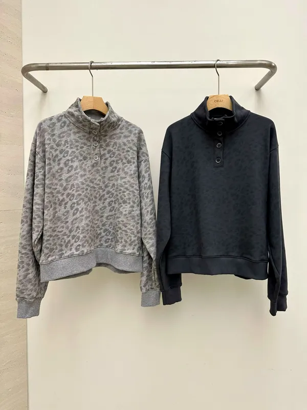 Fashionable Leopard Print Women's Top - Comfortable Casual Style