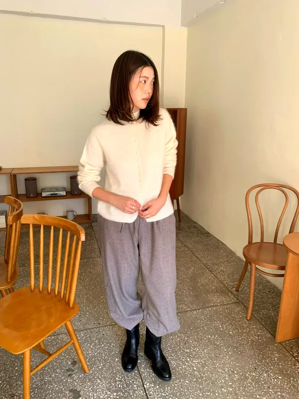 Elegant Knitted Sweater, Your Essential for a Warm and Cozy Autumn/Winter