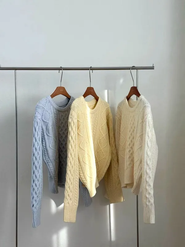 Fashionable Knitted Women's Top - Comfortable and Versatile