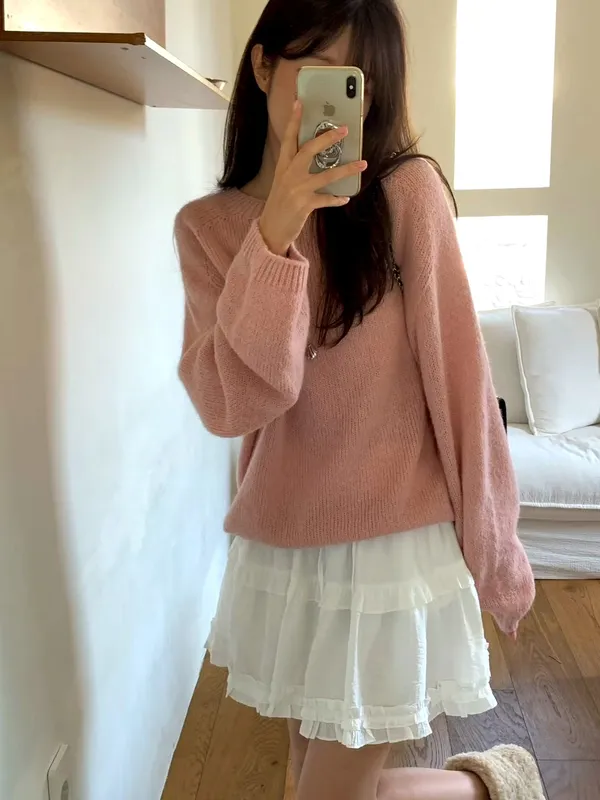 부드럽고 편안한 핑크 여성 스웨터