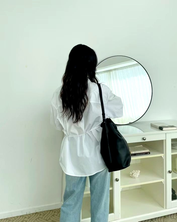 미니멀리스트 화이트 셔츠, 일상에 쉽게 매치 가능