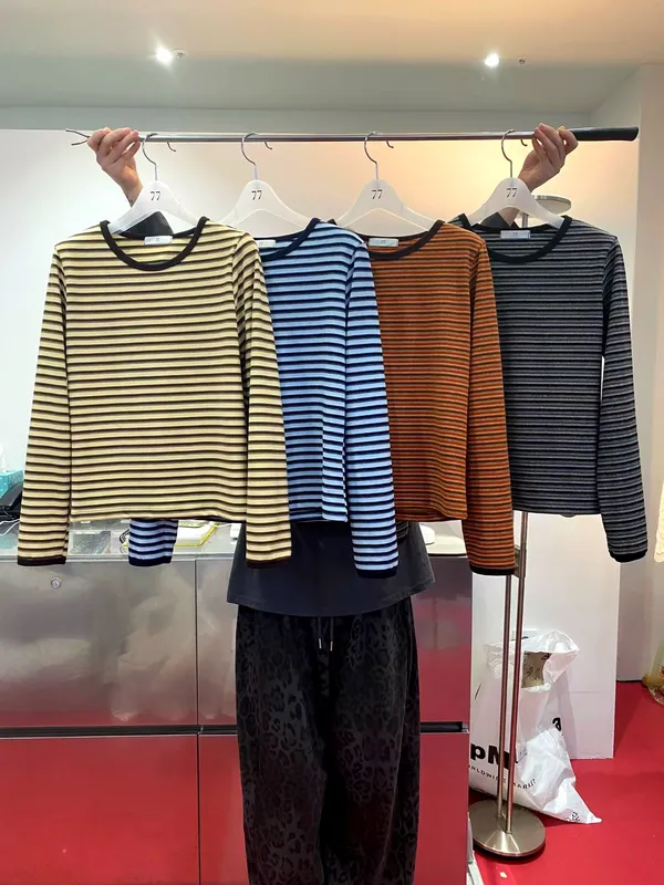Fashion striped women's T-shirt, comfortable and versatile.
