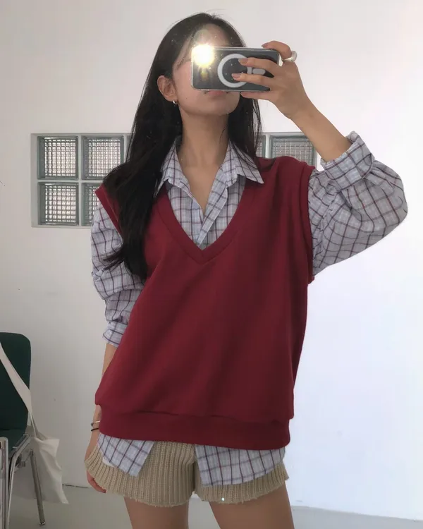 Fashionable Casual Women's Top with V-Neck Design - Comfortable and Versatile vest