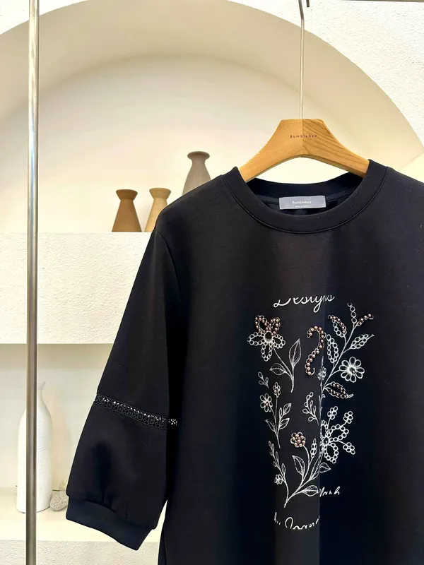 刺繡花卉圖案女裝上衣，時尚休閒風