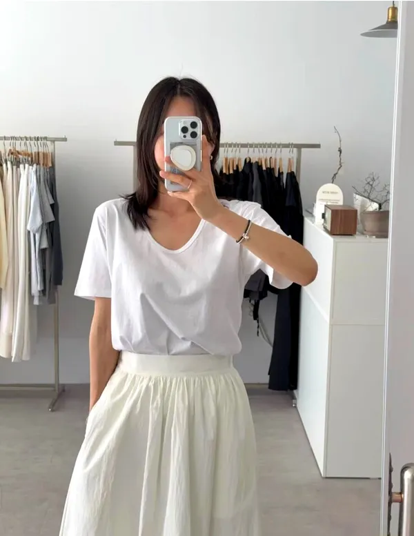 Minimalist and Comfortable Women's T-Shirt, Fresh and Versatile