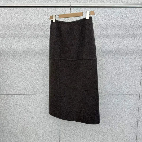Elegant and Minimalist High-Waisted Skirt, Perfect for Various Occasions
