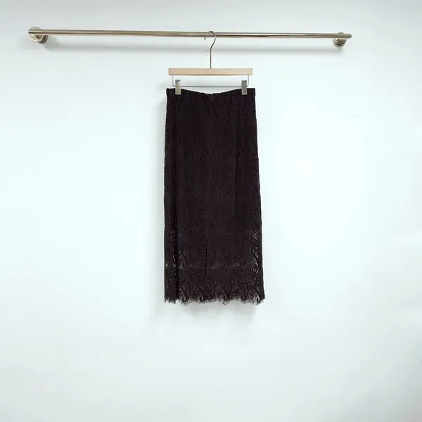 優雅蕾絲半身裙，展現女性魅力