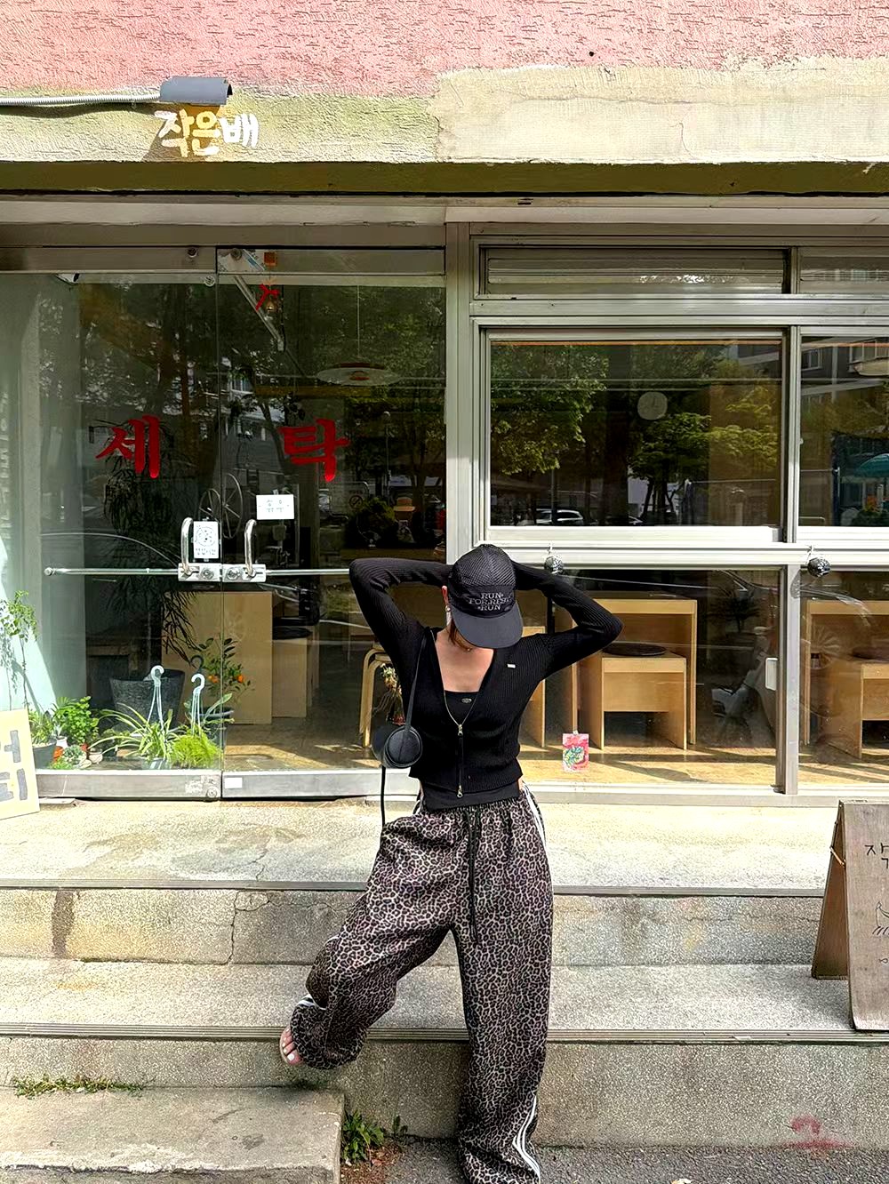 스타일리시한 캐주얼 여성 탑, 미니멀한 지퍼 디자인, 다양한 장소에 적합