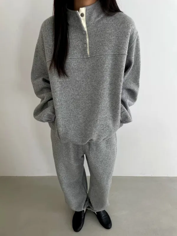 Stylish and Minimalist Gray T-Shirt, Comfortable and Versatile