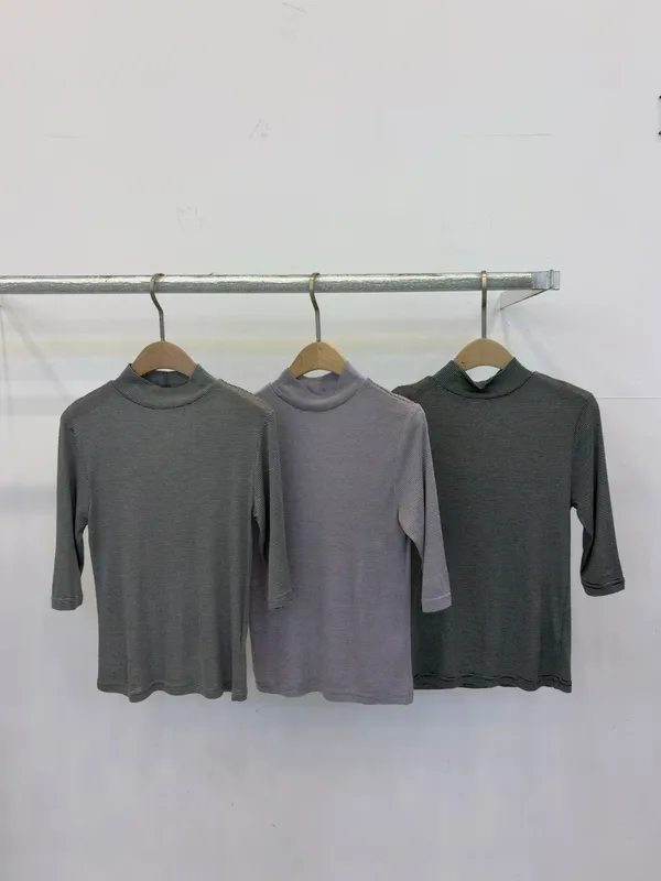 Stylish Minimalist Women's Top - Comfortable and Breathable for Everyday Wear