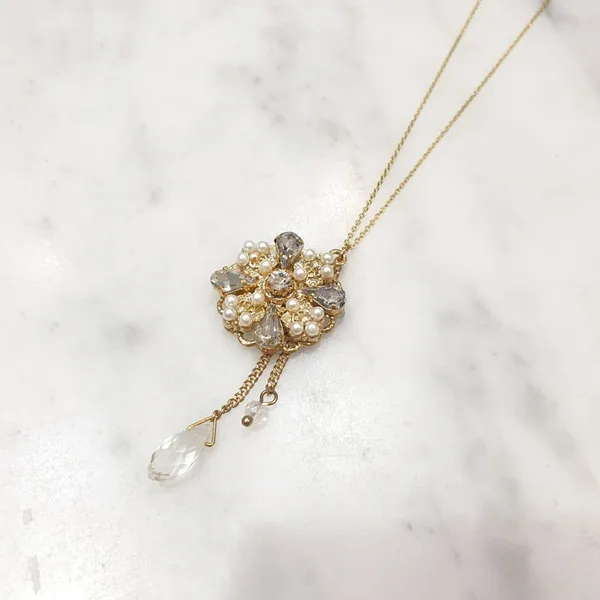 Elegant Floral Design Crystal Necklace, Sparkling Jewelry Style