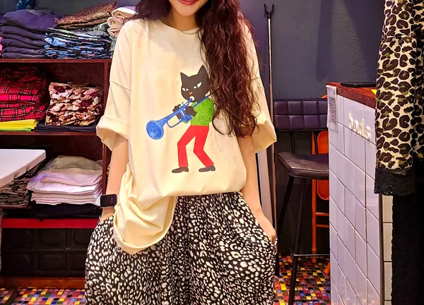 Trendy Loose-Fit T-Shirt with Unique Cat Design - A Must-Have for Casual Fashion