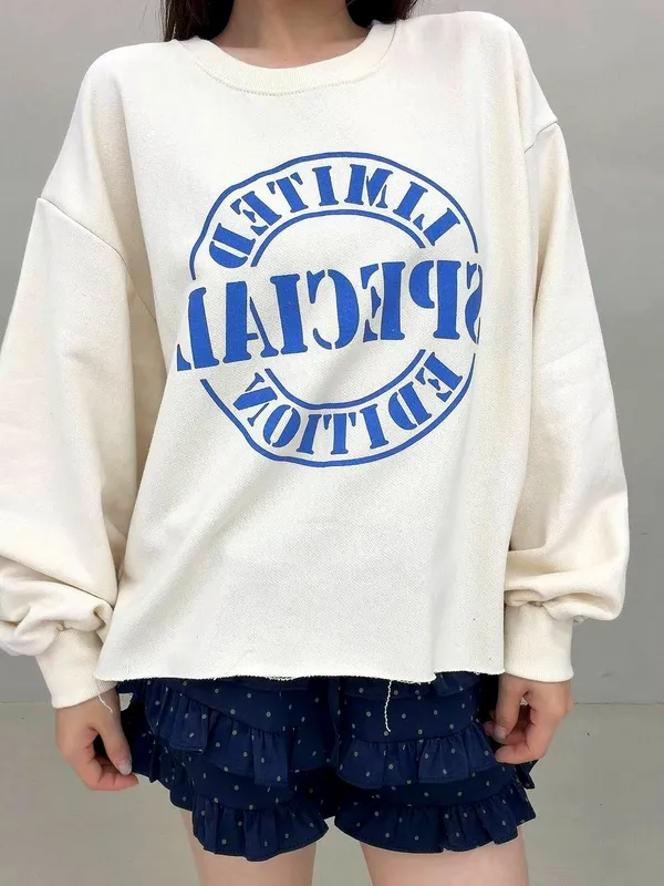 Áo hoodie in họa tiết rộng rãi, phong cách thoải mái