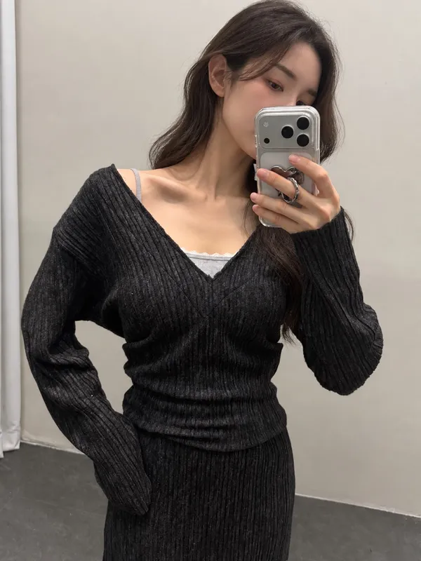 Elegant and Simple Knit V-Neck Top, Comfortable and Versatile