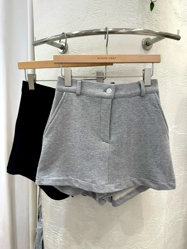 Fashionable casual short skirt, comfortable and versatile.