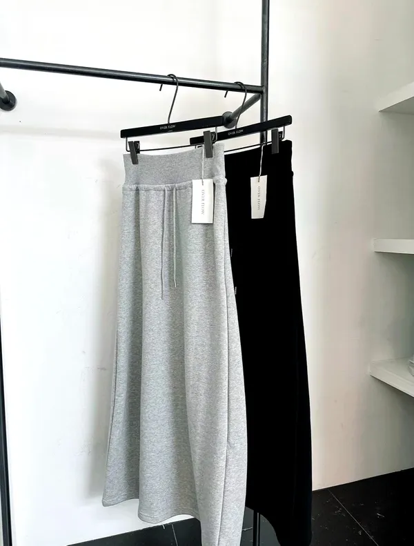Fashionable casual gray skirt, comfortable and versatile.