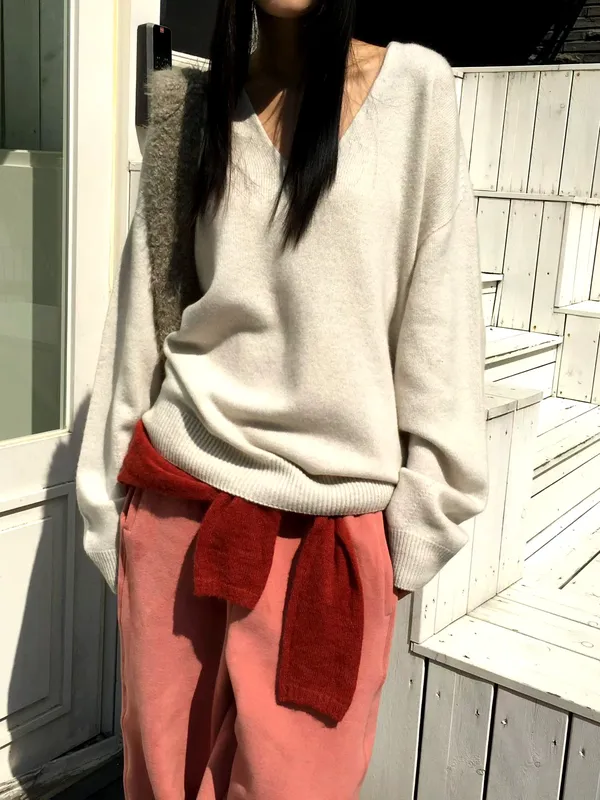 Elegant and Comfortable V-Neck Knit Top for Effortless Style