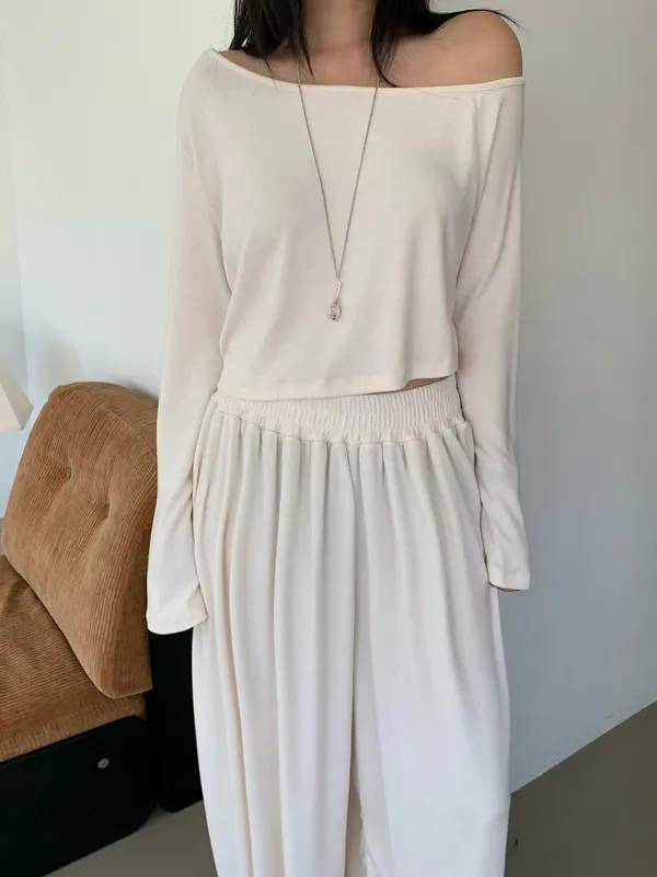 Stylish Off-Shoulder Women's T-Shirt, Comfortable and Versatile