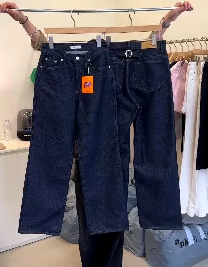 Stylish High-Waisted Jeans for a Comfortable Casual Look
