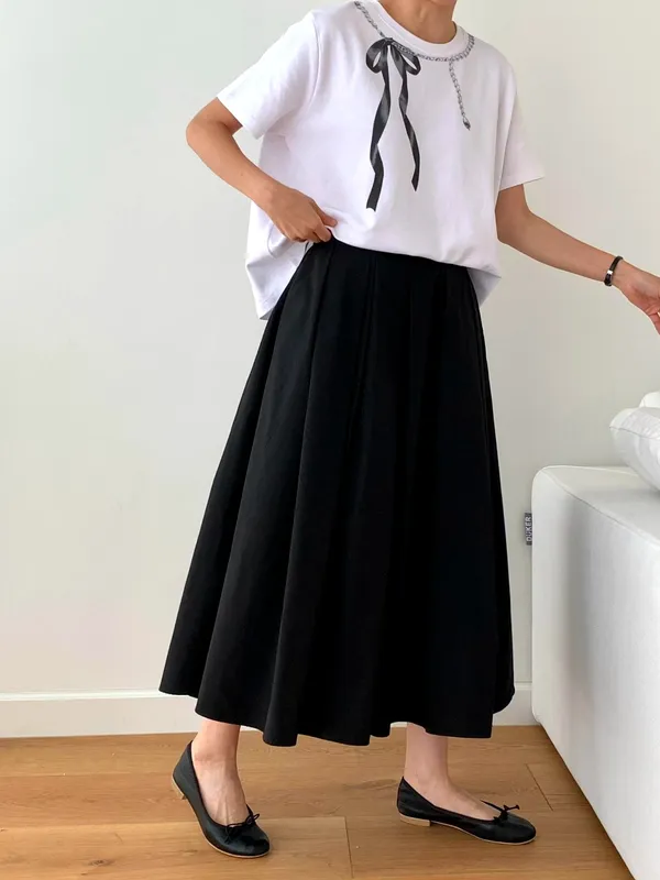 Skirt Midi Hitam Elegan, Padankan dengan T-Shirt Bergaya dengan Mudah