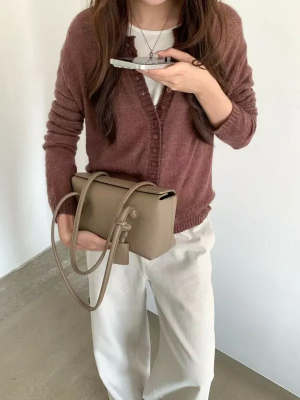 Elegant Knit Cardigan in Soft Tones - Perfect for Everyday Outfits