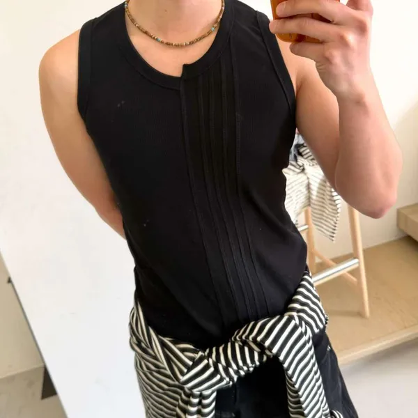 Stylish Black Sleeveless T-Shirt with a Slim Fit Design
