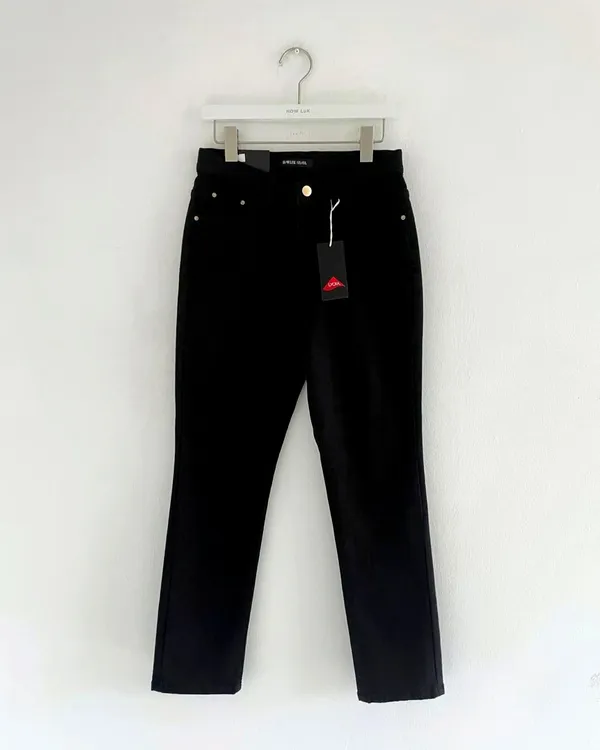 Stylish Black Jeans, Slim Fit, Essential for Every Wardrobe