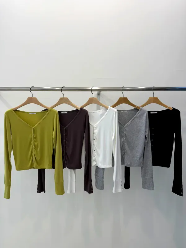 Stylish and Minimalist Women's Top - Comfortable and Versatile
