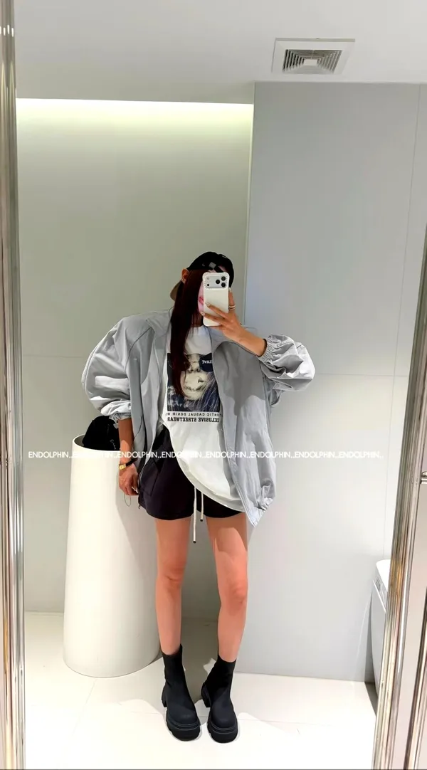 时尚休闲女装上衣，舒适印花设计