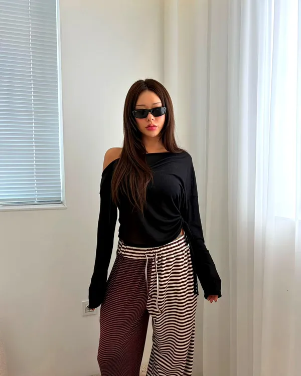Stylish Loose Black Top, Effortlessly Paired with Casual Pants
