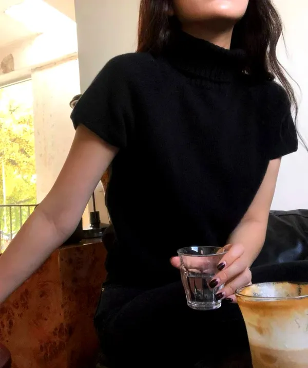 Sweater Leher Tinggi Hitam Minimalis Bergaya - Hangat dan Selesa