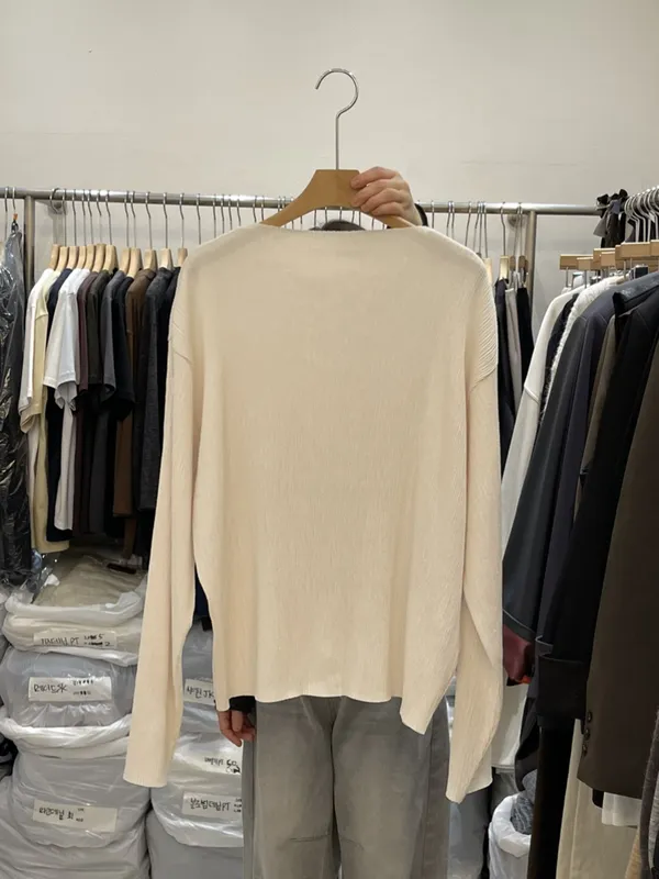 Minimalist and Comfortable Women's Knit Sweater, Soft and Breathable, Perfect Match