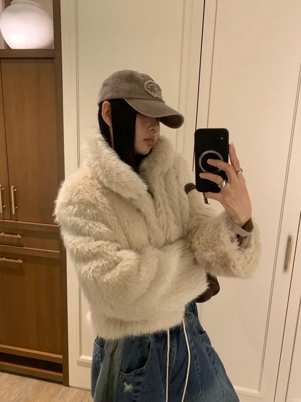 Stylish and Elegant Women's Faux Fur Coat - Warm and Comfortable, Perfect Match