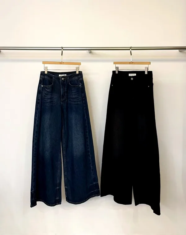 Stylish Loose Women's Denim Jeans in Classic Black and Blue
