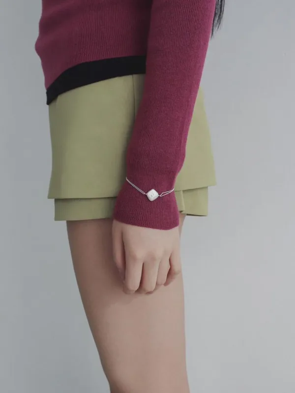 Elegant Minimalist Pearl Bracelet - Fashionable and Versatile