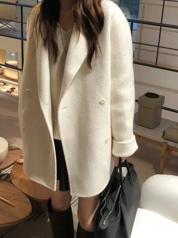 Elegant and Minimalist Women's Coat - Warm and Comfortable