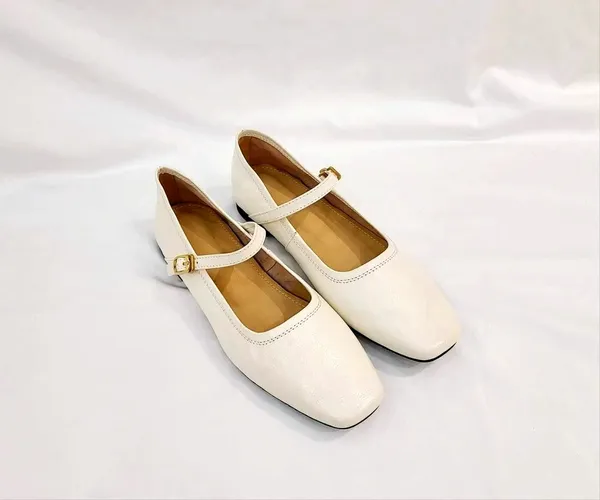 Elegant Vintage Women's Shoes with Square Toe Design - Comfortable and Versatile