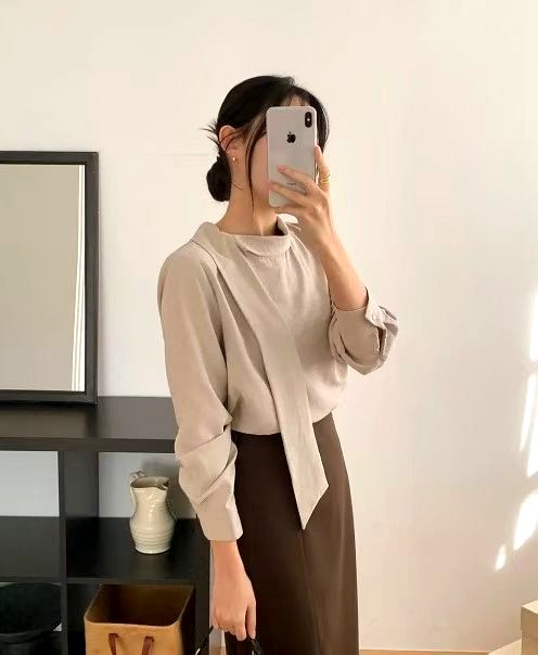 우아하고 미니멀한 여성 탑, 가벼우며 편안한 신상품